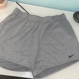 Nike shorts L